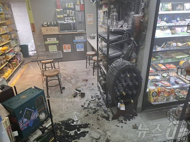 전남 함평의 한 편의점에서 점주가 스스로 불을 붙여 화재가 났다.(함평소방서 제공)2025.1.26./뉴스1