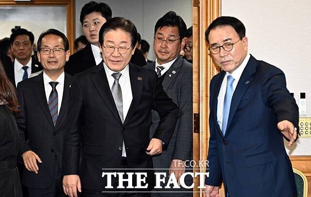 이재명 더불어민주당 대표가 지난 20일 오후 서울 중구 은행연합회에서 열린 더불어민주당-은행권 현장간담회에 참석해 조용병 은행연합회장으로부터 자리 안내를 받고 있다. /임영무 기자