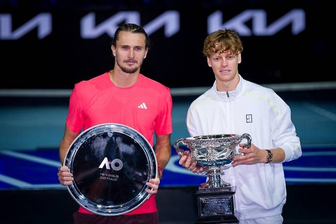 호주오픈 남자단식 시상식에 나란히 선 즈베레프와 시너(사진 GettyimagesKorea)