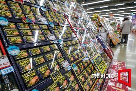 서울의 한 마트에 스팸 선물세트가 진열돼 있다. 사진=강진형 기자aymsdream@