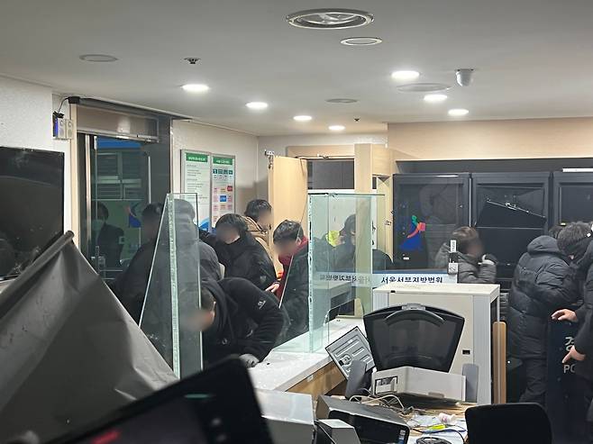 지난 19일 새벽 윤석열 대통령에 대한 구속영장이 발부되자 서울 서부지법에 지지자들이 진입해 난동을 부리고 있다./뉴스1