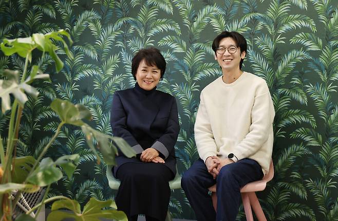 애니메이션 ‘꼬마’를 준비 중인 제작자 심재명 명필름 대표(왼쪽)와 홍준표 감독. ‘꼬마’는 2026년 개봉 예정이다. 신소영 기자 viator@hani.co.kr