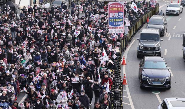 고위공직자범죄수사처(공수처)와 경찰의 윤석열 대통령 2차 체포영장 집행 시도가 임박한 가운데 14일 서울 용산구 한남동 대통령 관저 인근에서 윤석열 대통령 지지자들이 탄핵 반대 집회를 하고 있다. 뉴스1