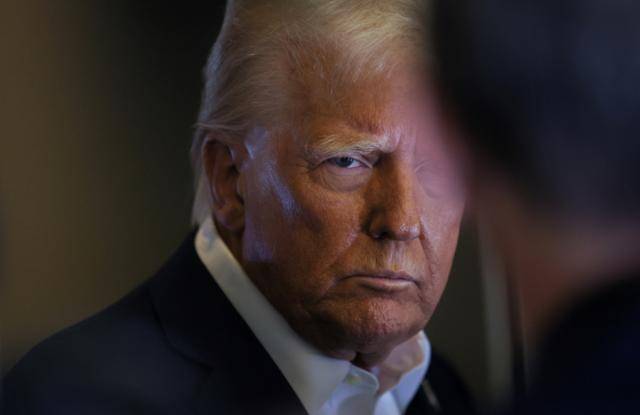 도널드 트럼프 미국 대통령이 25일 네바다주 라스베이거스를 출발해 플로리다주 마이애미로 향하는 전용기 에어포스원 안에서 기자들의 질문을 듣고 있다. 로이터 연합뉴스