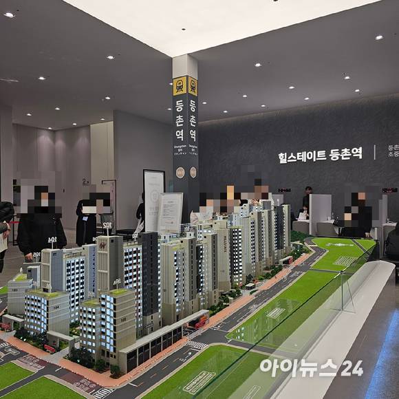 '힐스테이트 등촌역' 견본주택 방문객들이 모형도를 보고 있다. 2024.11.29 [사진=이효정 기자 ]