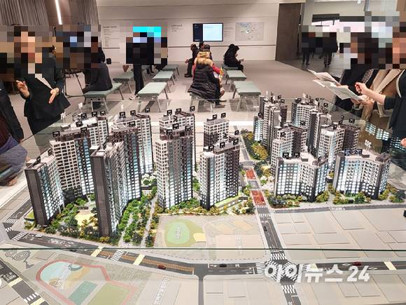 서울 송파구 래미안갤러리 방문객들이 '래미안 원페를라' 견본주택을 둘러보고 있다. 2025.01.17 [사진=이수현 기자]