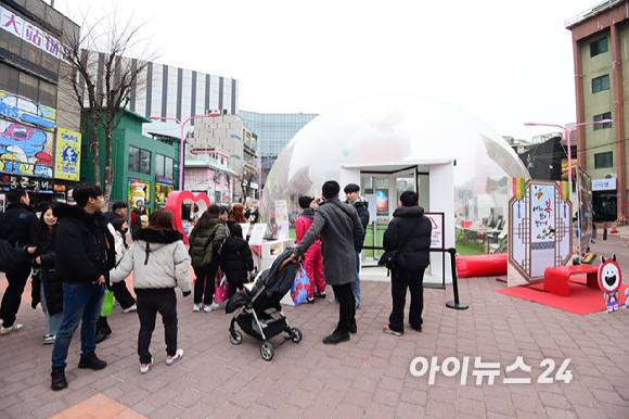 26일 오후 서울 마포구 홍대 레드로드 R1존 에어돔에서 '홍대 에어돔 K-유니버스 페스티벌'이 진행되고 있다. [사진=정소희 기자]