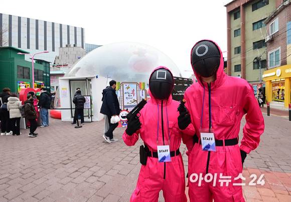 26일 오후 서울 마포구 홍대 레드로드 R1존 에어돔에서 '홍대 에어돔 K-유니버스 페스티벌'이 진행된 가운데 오징어게임 마스크 솔져로 변신한 진행요원들이 포즈를 취하고 있다. [사진=정소희 기자]