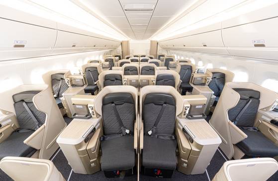 프레스티지클래스는 좌석을 엇갈리게 배치한 1-2-1 지그재그 배열로 옆 좌석 간섭 없이 자유롭게 드나들 수 있다. 좌석 너비는 22인치(56㎝), 침대 모드로 변형 시 77인치(195.5㎝)로 보다 넓은 공간을 제공해 하늘 위 안락함은 물론 완벽한 프라이버시를 보장한다. 사진 대한항공