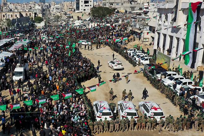 팔레스타인 가자지구에서 지난 25일 이스라엘 인질 4명을 석방하는 행사가 열렸다.