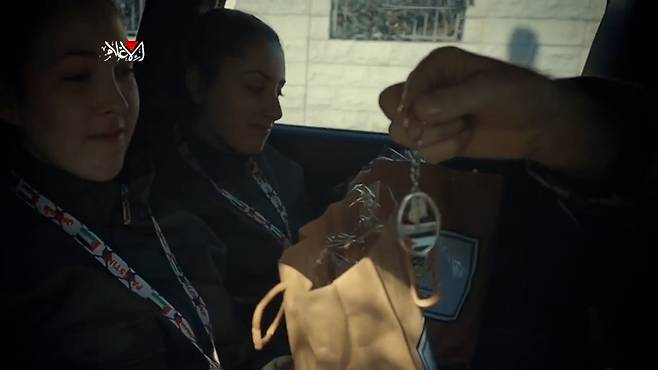 하마스가 지난 25일 2차 석방에 앞서 팔레스타인 지도가 새겨진 열쇠고리를 선물하고 있다.