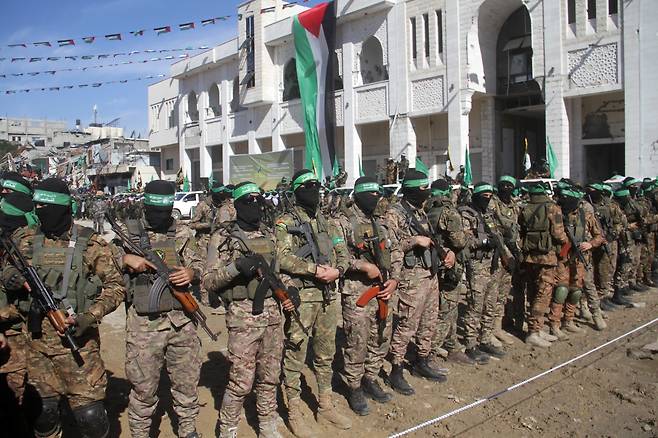 하마스 군사조직 알카삼 여단 무장대원들이 지난 25일 인질 석방식에 앞서 도열했다.
