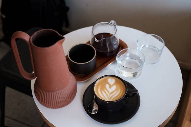 파스 커피(Path Coffee). 주전자로 한 잔씩 커피를 내리는 방식을 전면에 내세웠다. / 사진. ⓒ조원진