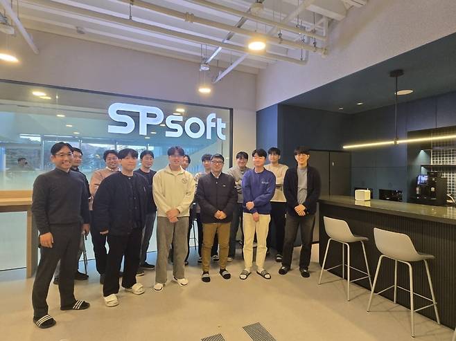 임직원들이 단체 사진 촬영을 하고 있다. 에스피소프트 제공