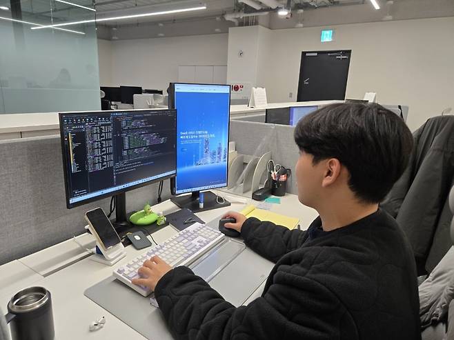 최안식 사원이 DaaS 서비스를 점검하고 있다. 에스피소프트 제공