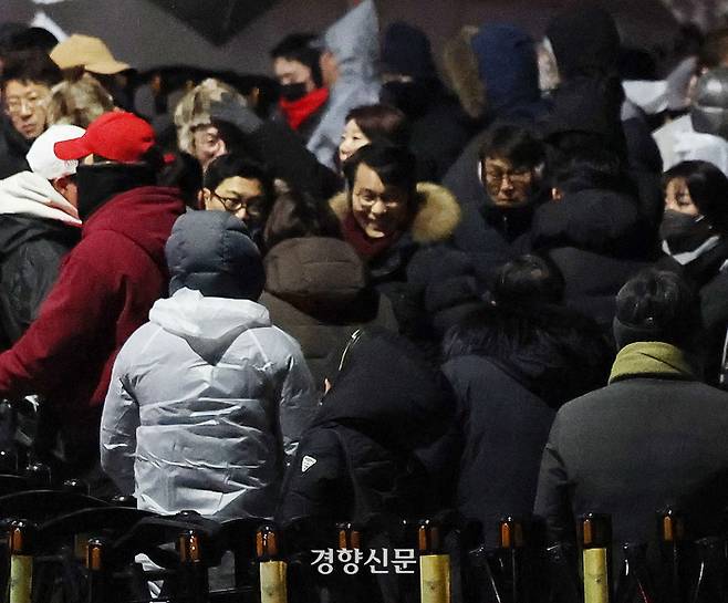 윤상현 국힘의힘 의원 등이 1월 15일 서울 한남동 대통령 관저 입구에서 윤 대통령에 대한 2차 체포영장 집행을 막기 위해 집결해 있다. /권도현 기자