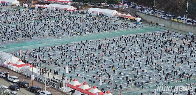설명절 황금연휴 둘째날인 26일 강원 화천군 화천천 일대에서 열리는 2025 화천산천어축제에 이른 아침부터 인파가 몰리면서 얼음판이 깨알을 뿌려놓은 듯 진풍경이 연출되고 있다.&nbsp;