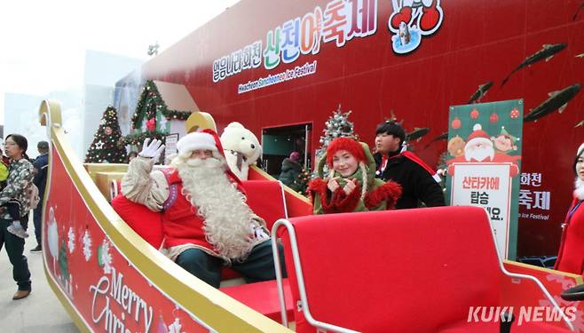 26일 2025 화천산천어축제가 열리고 있는 화천군 화천읍 화천천 일대에서 핀란드 로바니에미시에서 온 리얼 산타와 요정 엘프가 관광객들에게 잊지못할 추억을 선사하고 있다.