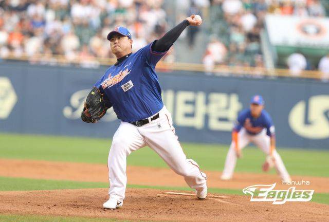 25억원으로 2024년 한국 프로스포츠 연봉 공동 1위 한화 이글스 류현진. 다른 1위는 LG 트윈스 박동원이다. 연합뉴스