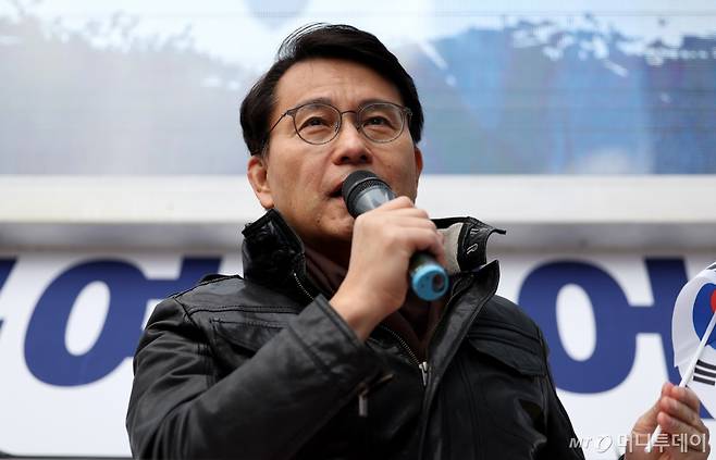 [대구=뉴시스] 이무열 기자 = 윤상현 국민의힘 의원이 25일 대구 중구 동양생명빌딩 앞에서 열린 부정선거 규탄 및 탄핵 반대 집회에서 발언을 하고 있다. 2025.01.25. lmy@newsis.com /사진=이무열