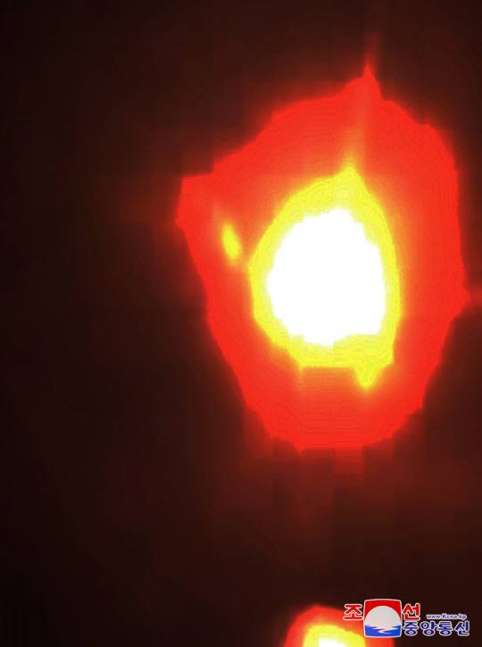 북한 미사일총국은 지난 25일 해상(수중)대지상전략순항유도무기시험발사를 진행했으며 김정은 국무위원장이 참관해 이번 시험은 전쟁억제력 완비의 일환이라고 밝혔다고 조선중앙통신이 26일 보도했다. 사진은 ‘북한판 토마호크’로 불리는 전략순항미사일이 불꽃을 뿜으며 비행하늠 모습. 조선중앙통신 캡처. 연합뉴스