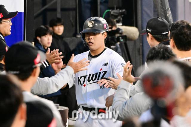 2024년 5월 9일 경기도 수원 KT위즈파크에서 진행된 '2024 신한 SOL 뱅크 KBO 리그' NC-KT의 경기. KT 강백호가 3회말 2사 2루에서 장성우의 역전타에 득점을 올린 뒤 동료들과 하이파이브를 하고 있다./마이데일리