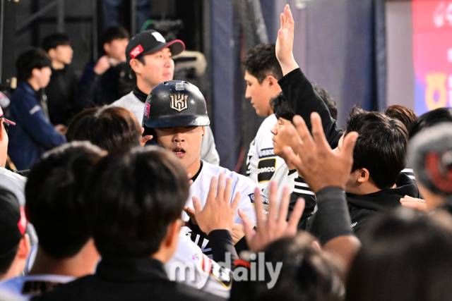 2024년 5월 9일 경기도 수원 KT위즈파크에서 진행된 '2024 신한 SOL 뱅크 KBO 리그' NC-KT의 경기. KT 강백호가 3회말 2사 2루에서 장성우의 역전타에 득점을 올린 뒤 동료들과 하이파이브를 하고 있다./마이데일리