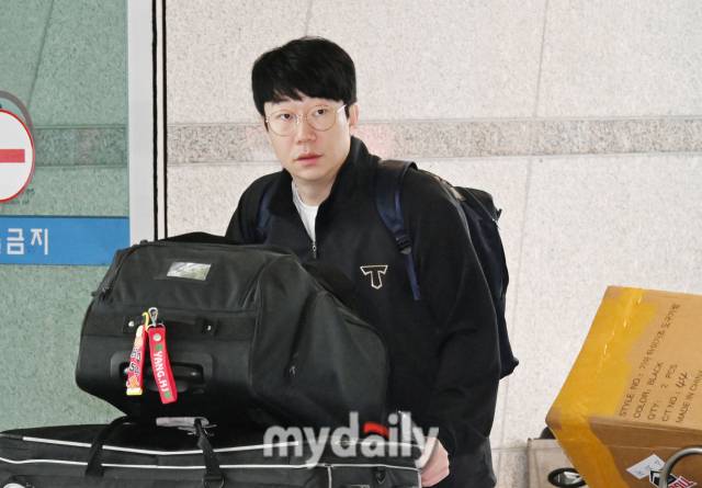 KIA 타이거즈 양현종이 스프링캠프 참가를 위해 22일 오전 인천국제공항을 통해 미국 캘리포니아주 어바인으로 출국하고 있다. KIA 타이거즈 선수단은 오는 25일부터 미국 캘리포니아주 어바인에서 스프링캠프를 갖고 체력 및 기술, 전술 훈련을 소화한다. 이후 2월 21일부터 3월 4일까지 일본 오키나와에서 연습경기를 갖고 본격적인 실전 체제에 돌입한다./인천공항=송일섭 기자 andlyu@mydaily.co.kr