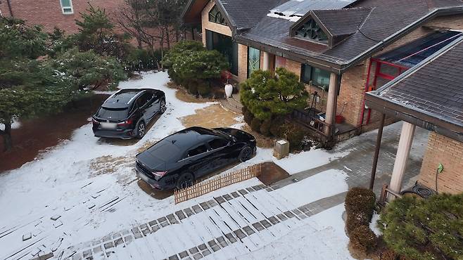 경기 광주 초월읍 학동리에 위치한 해당 전원주택 물건. 차량 2대는 거뜬히 주차가 가능한 넓은 마당을 가졌다.  [이건욱PD]