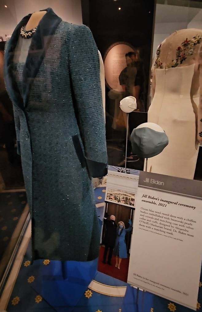 미 워싱턴D.C. 스미소니언재단 국립미국역사박물관에 전시된 질 바이든 여사의 취임식 의상. 오른쪽으로 취임식 펜데믹 당시 착용한 마스크가 보인다. 천예선 기자