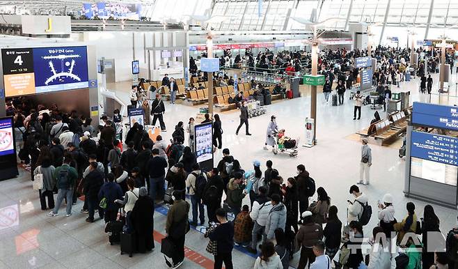 [인천공항=뉴시스] 김선웅 기자 = 설 연휴를 하루 앞둔 24일 인천국제공항 출국장에서 여행객들이 항공기 탑승 수속을 밟기 위해 줄을 서고 있다.인천국제공항공사는 설 연휴 특별 교통대책기간인 24일부터 2월 2일까지 10일간 총 214만1000명, 일 평균 21만4000명의 여객이 인천공항을 이용하고 이용객이 가장 많은 날은 25일로 전망했다. 2025.01.24. mangusta@newsis.com