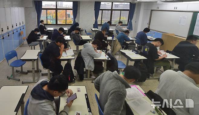 [인천=뉴시스] 전진환 기자 = 2025학년도 대학수학능력시험일인 지난해 11월14일 인천 동구 동산고등학교에 마련된 시험장에서 수험생들이 시험 시작을 기다리고 있다. (공동취재) 2025.01.26. photo@newsis.com