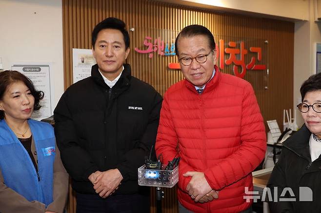[서울=뉴시스] 고승민 기자 = 권영세 국민의힘 비상대책위원장과 오세훈 서울시장이 24일 민생안정지원 현장방문차 서울역쪽방촌 온기창고를 방문, 발언하고 있다. (공동취재) 2025.01.24. photo@newsis.com
