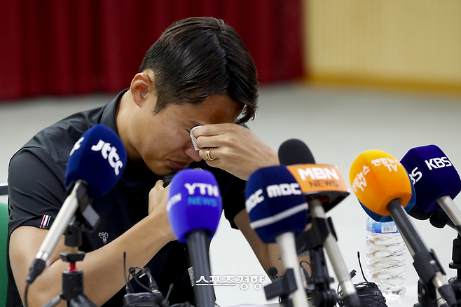 손준호가 지난해 9월11일 수원시체육회관에서 중국축구협회 영구 제명 징계 관련 기자회견을 하며 눈물을 흘리고 있다. 문재원 기자
