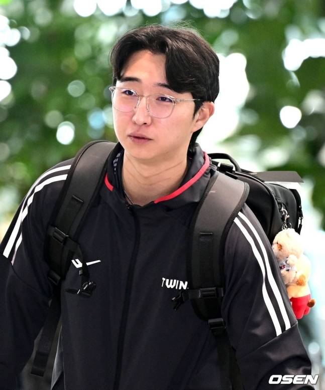 LG 최채흥이 지난 23일 인천국제공항을 통해 미국 애리조나 스프링캠프에 출국하고 있다.