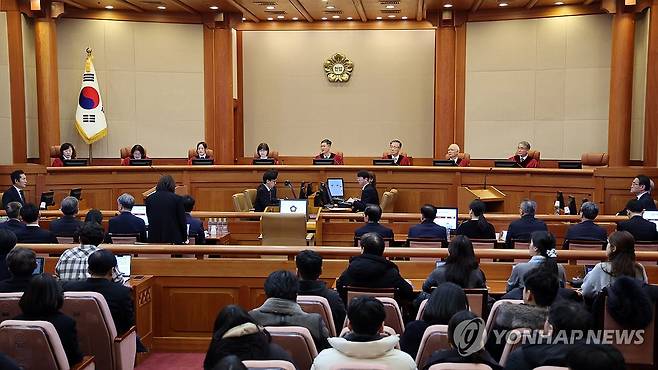 심판정에 앉은 헌법재판관들 (서울=연합뉴스) 이정훈 기자 = 윤석열 대통령 탄핵 심판의 두번째 변론기일인 16일 오후 서울 종로구 헌법재판소에 정계선(왼쪽부터), 김복형, 정정미, 이미선, 문형배, 김형두, 정형식, 조한창 헌재 재판관들이 심판정에 앉아 있다. 2025.1.16 [공동취재] uwg806@yna.co.kr