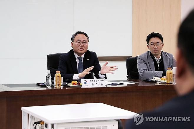 고기동 차관, 새마을금고 IT 센터 방문 (서울=연합뉴스) 고기동 행정안전부 차관이 20일 오전 서울 강서구 화곡동 새마을금고 IT 센터를 찾아 사이버 위협 및 통합 보안 현황을 청취하고 향후 발전 방안에 관한 의견을 나누고 있다. 2024.2.20 [행정안전부 제공. 재판매 및 DB 금지] photo@yna.co.kr