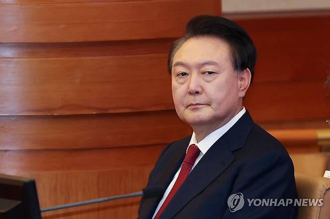 계엄사태 이후 첫 공개석상 나선 윤석열 대통령 (서울=연합뉴스) 임화영 기자 = 윤석열 대통령이 21일 오후 서울 종로구 헌법재판소에서 열린 탄핵심판 3차 변론에 출석해 피청구인 좌석에 앉아있다. 2025.1.21
    hwayoung7@yna.co.k