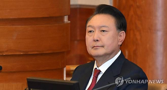 착석한 윤 대통령 (서울=연합뉴스) 윤석열 대통령이 23일 서울 종로구 헌법재판소에서 열린 탄핵심판 4차 변론에 출석해 자리에 앉아 있다. 2025.1.23 [사진공동취재단] photo@yna.co.kr