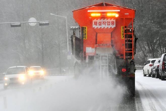 수원시 제설작업 [수원시 제공. 재판매 및 DB 금지]