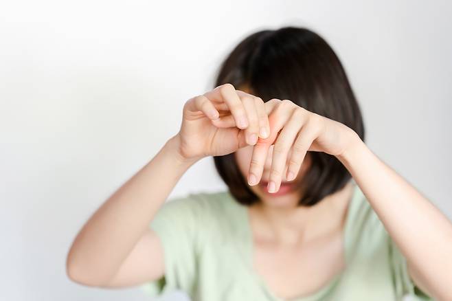 건강에 이상이 있을 때 손에 적신호가 나타날 수 있다. [사진=게티이미지뱅크]