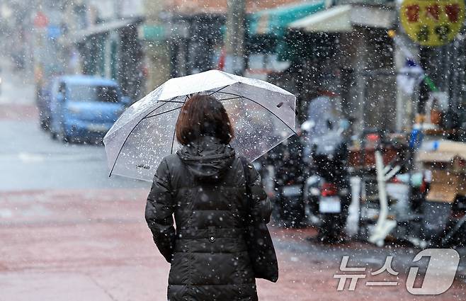 설 명절 연휴 사흘째이자 대설특보가 발효된 27일 오전 서울 성동구 거리를 지나는 우산을 받쳐 든 시민들이 발걸음을 재촉하고 있다. 2025.1.27/뉴스1 ⓒ News1 박정호 기자