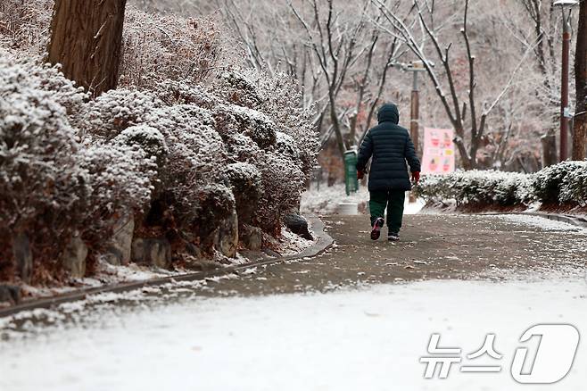 설 명절 연휴 사흘째이자 대설특보가 발효된 27일 오전 서울 백련근린공원에서 시민이 둘레길을 걷고 있다. 2025.1.27/뉴스1 ⓒ News1 황기선 기자