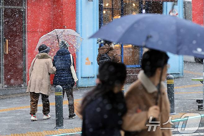 설 명절 연휴 사흘째이자 대설특보가 발효된 27일 오전 서울 성동구 거리를 지나는 우산을 받쳐 든 시민들이 발걸음을 재촉하고 있다. 2025.1.27/뉴스1 ⓒ News1 박정호 기자