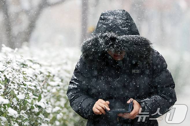 설 명절 연휴 사흘째이자 대설주의보가 발효된 27일 오후 서울 영등포구청 인근 도로에서 시민이 눈을 맞으며 발걸음을 재촉하고 있다. 2025.1.27/뉴스1 ⓒ News1 황기선 기자