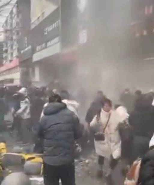 중국 랴오닝구 선양시의 한 식품상가 앞에서 대규모 폭발이 발생했다. <출처=엑스 (X·구 트위터)갈무리>