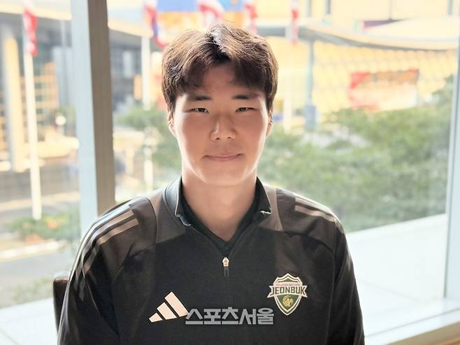 전북 현대 골키퍼 송범근이 24일 태국 방콕의 노보텔 방콕 임팩트 훈련 탬프에서 취재진을 만나 인터뷰한 뒤 사진 촬영에 임하고 있다. 방콕 | 정다워 기자