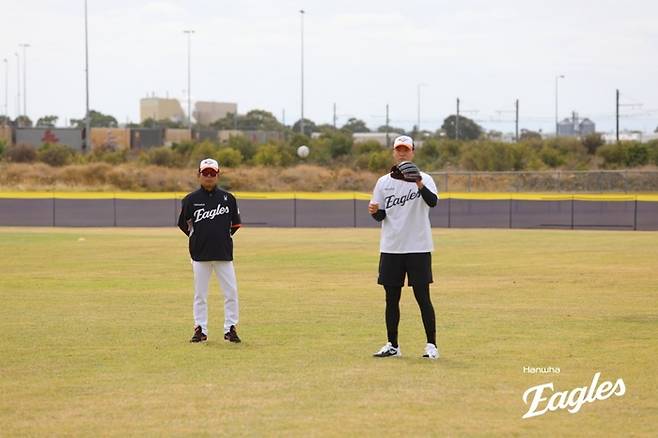 한아 양상문 투수코치(왼쪽)가 호주 빅토리아주 멜버른 멜버른볼파크에서 진행된 2025 스프링캠프에서 엄상백의 캐치볼을 지켜보고 있다. 사진 | 한화 이글스