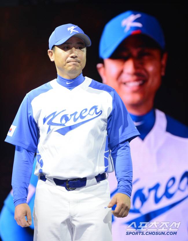 15일 오후 서울 르네상스 호텔에서 2013 월드베이스볼클래식 대한민국 대표팀의 출정식 및 유니폼 발표회가 열렸다. 출정식에서 대표팀 박정태 코치가 포즈를 취하고 있다. 스포츠조선DB