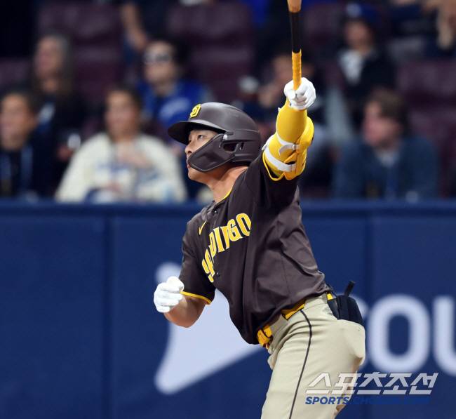 샌디에이고 파드리스 김하성이 21일 고척 스카이돔에서 열린 MLB 서울시리즈 LA 다저스와 경기 1회초 무사1,3루 희생타를 치고 있다. 고척=정재근 기자 cjg@sportschosun.com/2024.3.21/